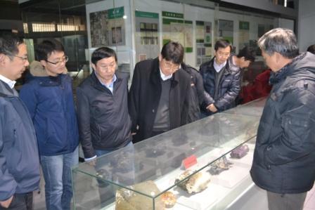 老太阳集团tcy8722地质博物馆馆长孙元林教授介绍地质博物馆藏品.JPG 老太阳集团tcy8722地质博物馆馆长孙元林教授介绍地质博物馆藏品.JPG